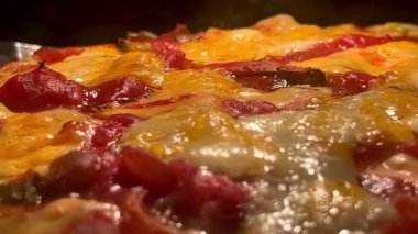 Pizza fırında pişiyor. Yüksek kalite 4k görüntü
