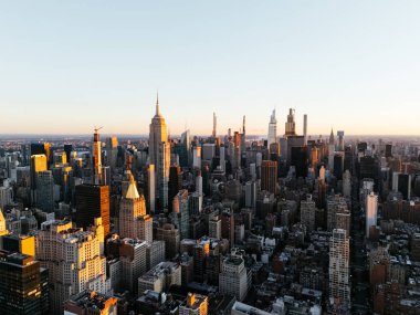 Güneş doğarken yukarıdan Manhattan 'ın üst şehir merkezinin havadan çekilmiş fotoğrafı. New York, ABD.