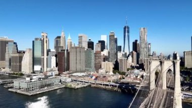 Brooklyn Köprüsü ve Manhattan 'ın aşağısındaki Sunrise, New York' ta İHA uçuşu..