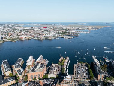 İçinde yatlar olan Boston Körfezi 'nin havadan görünüşü. Yukarıdan helikopter görüntüsü. Massachusetts, ABD