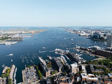 İçinde yatlar olan Boston Körfezi 'nin havadan görünüşü. Yukarıdan helikopter görüntüsü. Massachusetts, ABD