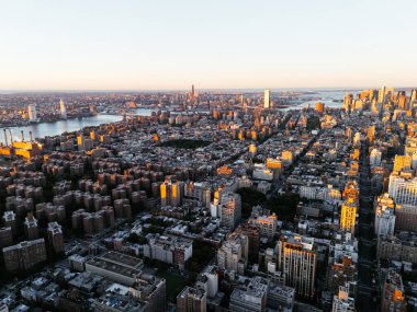 Güneş doğarken yukarıdan Manhattan 'ın şehir merkezinin havadan çekilmiş fotoğrafı. New York, ABD.