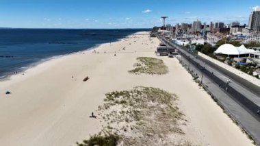 Coney Adası ve Brighton Sahili kıyıları üzerinde uçuş, New York, ABD.