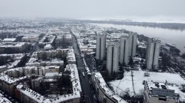 Kış kenti, Doğu Avrupa, Yeni Belgrad, Zemun ve Sırbistan 'ın yerleşim bölgelerine kar yağıyor.
