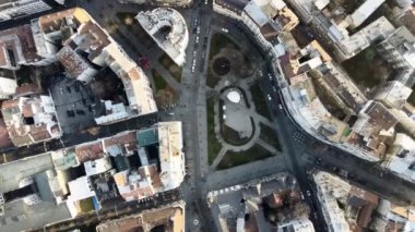 Akşamları Belgrad şehir merkezinin üzerinde insansız hava aracı uçuşu. Sırbistan 'ın başkenti. Avrupa.