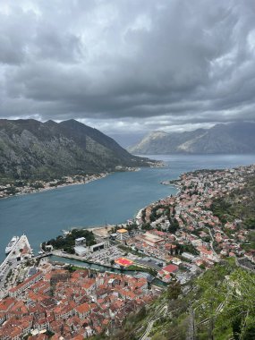 Karadağ, Avrupa 'daki dağ kalesinden Kotor körfezi manzarası. Yüksek kalite fotoğraf