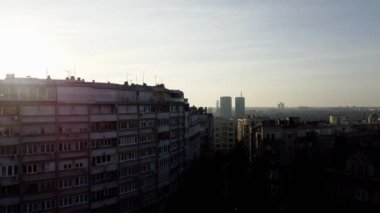 Akşamları Belgrad şehir merkezinin üzerinde insansız hava aracı uçuşu. Sırbistan 'ın başkenti. Avrupa.