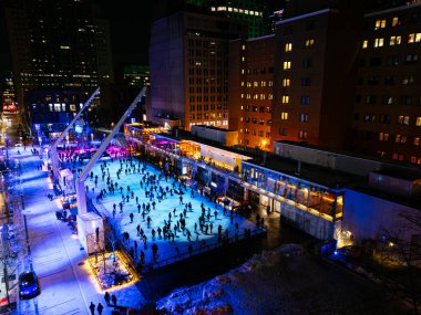 Montreal şehir buz pateni pisti Noel için aydınlatıldı, Quebec, Kanada.
