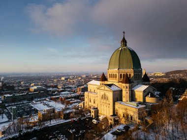 Kışın Sunset 'te Royal Dağı' nın Aziz Josephs Havası manzarası. Montreal, Quebec, Kanada