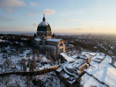 Kışın Sunset 'te Royal Dağı' nın Aziz Josephs Havası manzarası. Montreal, Quebec, Kanada