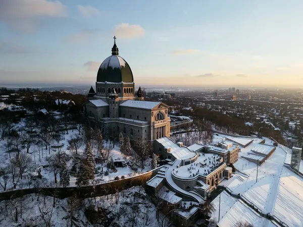 Kışın Sunset 'te Royal Dağı' nın Aziz Josephs Havası manzarası. Montreal, Quebec, Kanada