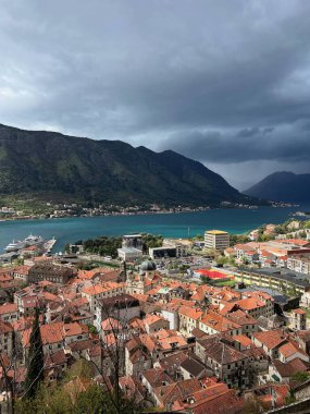 Karadağ, Avrupa 'daki dağ kalesinden Kotor körfezi manzarası. Yüksek kalite fotoğraf