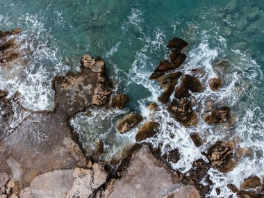 Dalgalar sahile vuruyor