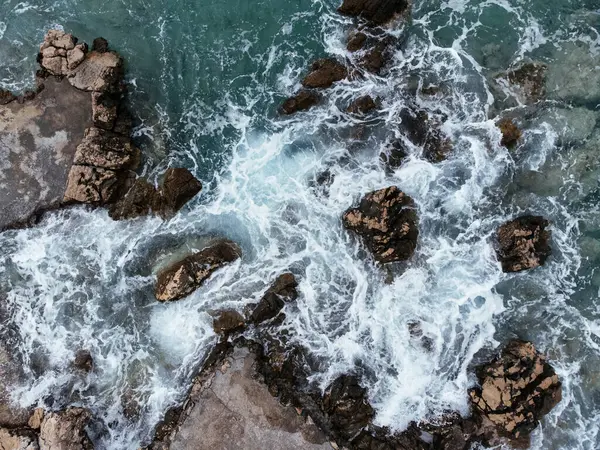 Dalgalar sahile vuruyor