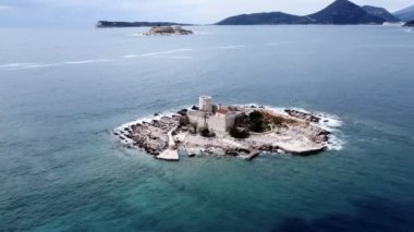 Eski toplama kampındaki otel, Adriyatik denizi, Karadağ ve Avrupa 'daki Mamula adası.