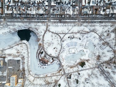 Kış Parkı Pınarı, karla kaplı donmuş göl manzarası. Montreal, Quebec, Kanada.