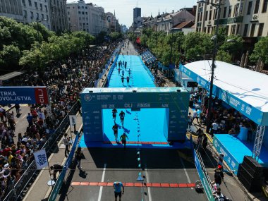 28 Nisan 2024, otoyolda maraton koşan insanların hava görüntüsü. Belgrad, Sırbistan ve Avrupa.