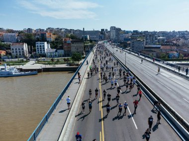 28 Nisan 2024, otoyolda maraton koşan insanların hava görüntüsü. Belgrad, Sırbistan ve Avrupa.