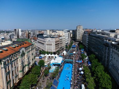 28 Nisan 2024, Belgrad Maratonu. Otoyolda koşan insanların hava görüntüsü. Sırbistan ve Avrupa.