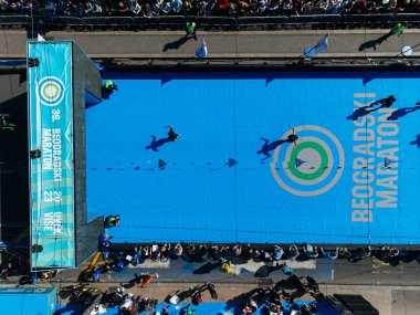 28 Nisan 2024, Belgrad Maratonu. Otoyolda koşan insanların hava görüntüsü. Sırbistan ve Avrupa.