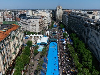 28 Nisan 2024, Belgrad Maratonu. Otoyolda koşan insanların hava görüntüsü. Sırbistan ve Avrupa.