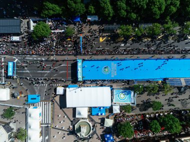 28 Nisan 2024, Belgrad Maratonu. Otoyolda koşan insanların hava görüntüsü. Sırbistan ve Avrupa.