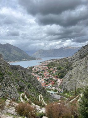 Karadağ, Avrupa 'daki dağ kalesinden Kotor körfezi manzarası. Yüksek kalite fotoğraf