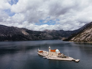 Kayalıkların Hanımefendisi Kilisesi 'nin insansız hava aracı görüşü ve Aziz George Adası, Karadağ, Avrupa.