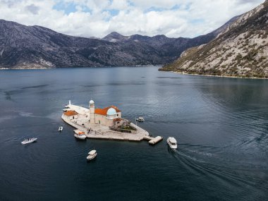Kayalıkların Hanımefendisi Kilisesi 'nin insansız hava aracı görüşü ve Aziz George Adası, Karadağ, Avrupa.