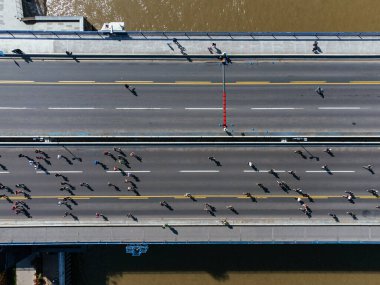 28 Nisan 2024, otoyolda maraton koşan insanların hava görüntüsü. Belgrad, Sırbistan ve Avrupa.