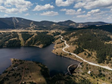 Dağ, göl, kayak kaldırma ve tatil beldesinin havadan görünüşü, Zlatibor, Sırbistan ve Avrupa.