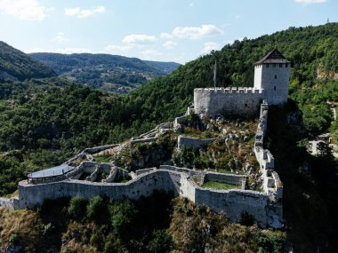 Eski taş kale, savunma duvarları ve tepe üstü kalesi. Uzice, Sırbistan, Avrupa.