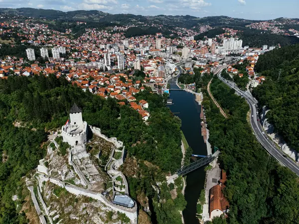 Eski taş kale, savunma duvarları ve tepe üstü kalesi. Uzice, Sırbistan, Avrupa.