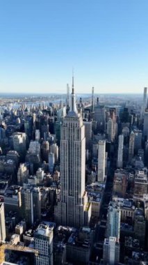 Manhattan şehir merkezinden gün doğumunda bulutsuz İHA uçuşu. New York, ABD.