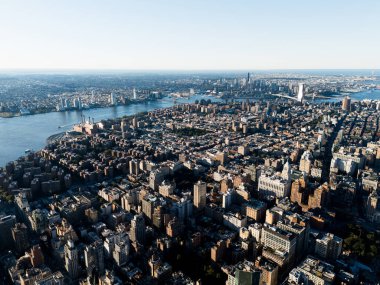 Manhattan şehir merkezinden gün doğumunda bulutlarla çekilmiş hava fotoğrafı. New York, ABD.
