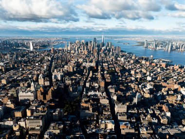 Manhattan şehir merkezinden gün doğumunda bulutlarla çekilmiş hava fotoğrafı. New York, ABD.