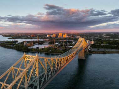 Montreal şehir silueti ve Jacques-Cartier köprüsü gün batımında, Quebec, Kanada