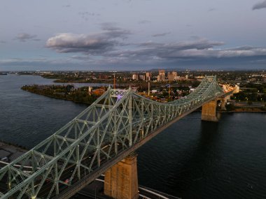 Montreal şehir silueti ve Jacques-Cartier köprüsü gün batımında, Quebec, Kanada