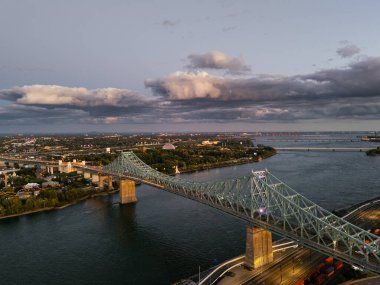 Montreal şehir silueti ve Jacques-Cartier köprüsü gün batımında, Quebec, Kanada