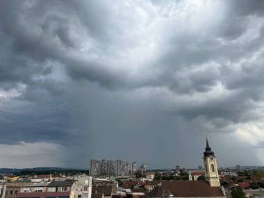 Bardaktan boşanırcasına yağmur yağıyor. Zemun bölgesi, Belgrad, Sırbistan, Avrupa. Yüksek kalite pho