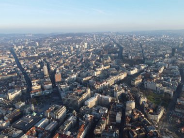 Akşamları Belgrad şehir merkezinin üzerinde insansız hava aracı uçuşu. Sırbistan 'ın başkenti. Avrupa.