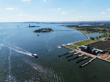 Arka planda Özgürlük heykeli olan eski New Jersey Feribot İskelesi