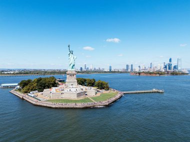 Arka planda New York ve New Jersey şehir merkezi olan Özgürlük Anıtı. ABD