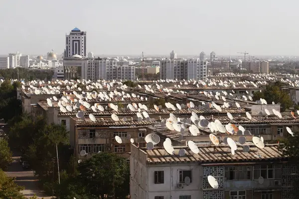 Ashgabat, Türkmenistan 'daki bir binanın çatısındaki uydu antenleri.