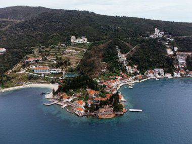 Adriyatik sahili üzerinde şehrin insansız hava aracı görüntüsü. Gül, Karadağ, Avrupa