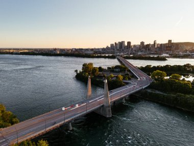 Arka planda Montreal şehir merkezi olan Jean-Drapeau parkının insansız hava aracı görüntüsü. Quebec, Kanada