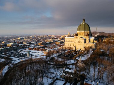 Kışın Sunset 'te Royal Dağı' nın Aziz Josephs Havası manzarası. Montreal, Quebec, Kanada