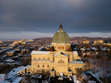 Kışın Sunset 'te Royal Dağı' nın Aziz Josephs Havası manzarası. Montreal, Quebec, Kanada