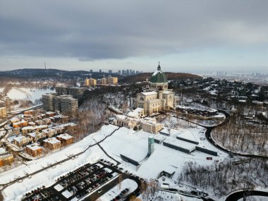 Kışın Sunset 'te Royal Dağı' nın Aziz Josephs Havası manzarası. Montreal, Quebec, Kanada