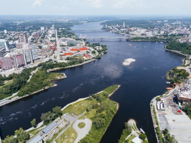 Ottawa-Gatineau metropolitan bölgesindeki hidro barajının havadan görüntüsü.